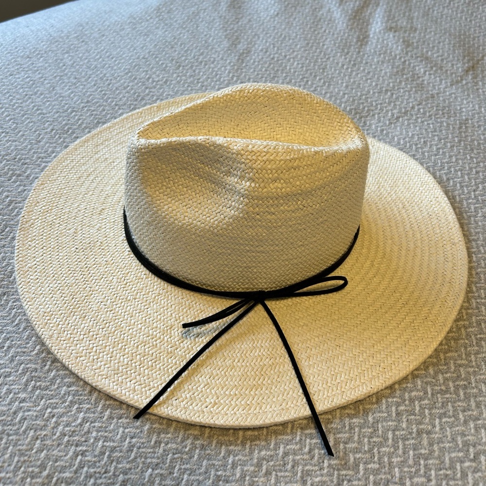 Aritzia hat